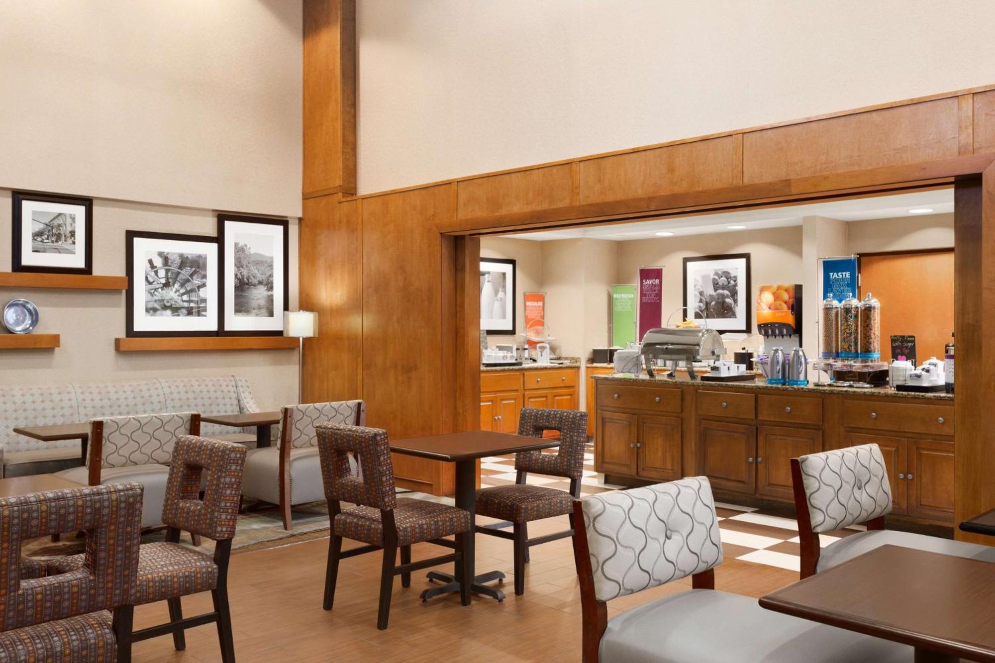 Hampton Inn & Suites By Hilton Manchester Bedford Экстерьер фото