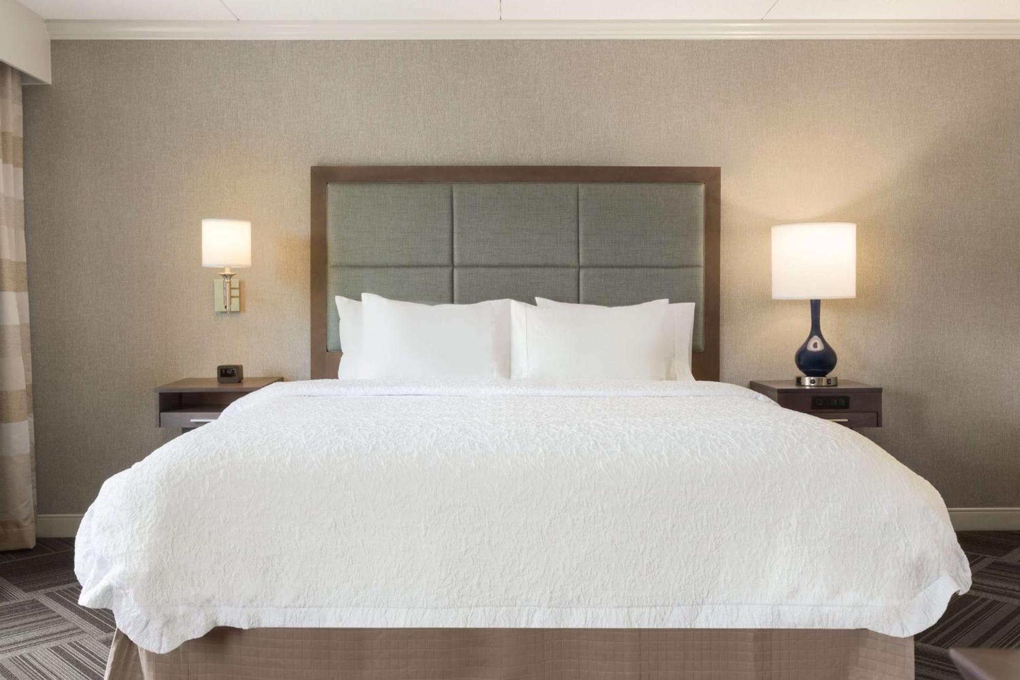 Hampton Inn & Suites By Hilton Manchester Bedford Экстерьер фото