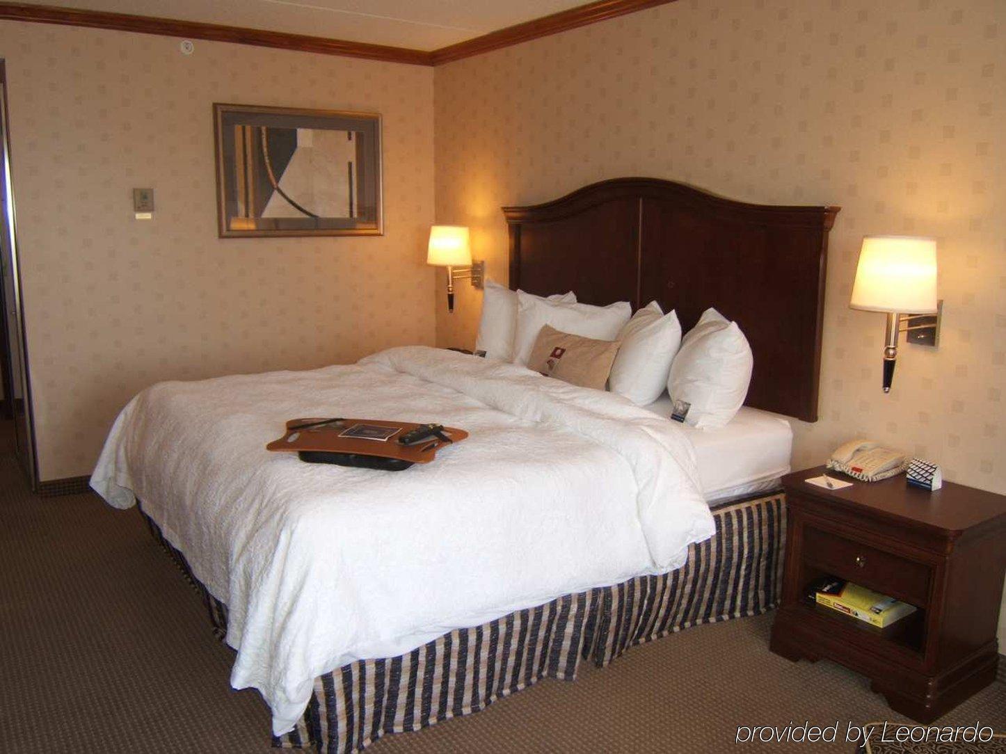 Hampton Inn & Suites By Hilton Manchester Bedford Номер фото